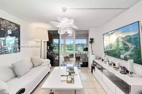 9440 Poinciana Pl #405, Davie, FL 33324