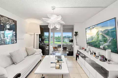 9440 Poinciana Pl #405, Davie, FL 33324