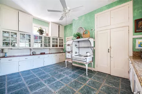 Kitchen - 8447 E Dixie Hwy, Miami, FL 33138 photo 1 of 3