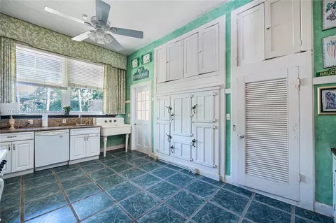 Kitchen - 8447 E Dixie Hwy, Miami, FL 33138 photo 2 of 3