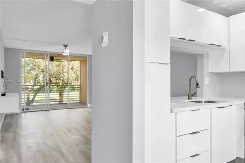 9460 Tangerine Pl #202, Davie, FL 33324