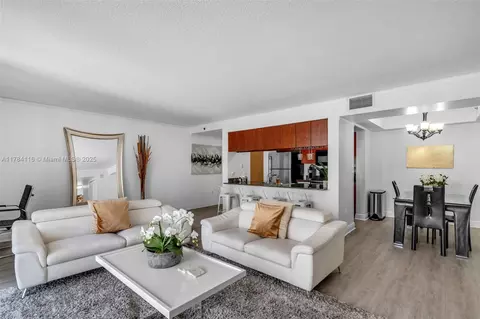 1200 Brickell Bay Dr #1723, Miami, FL 33131