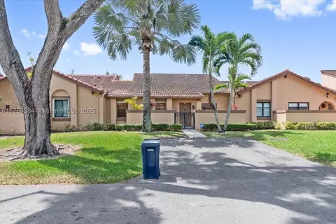 6638 NW 180th Ter, Hialeah, FL 33015