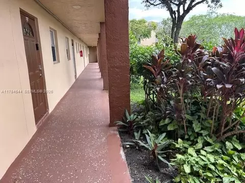 9350 Sunrise Lakes Blvd #109, Sunrise, FL 33322