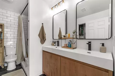 Bath - 21523 SW 89th Path, Cutler Bay, FL 33189 photo 1 of 3