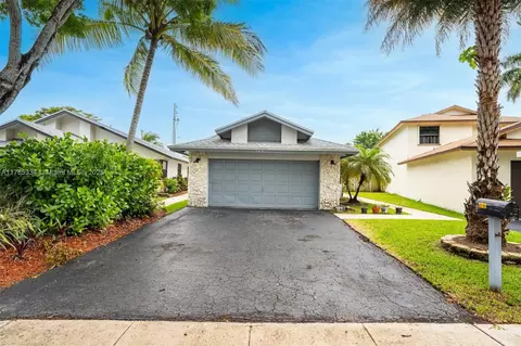563 Lakeside Cir, Sunrise, FL 33326