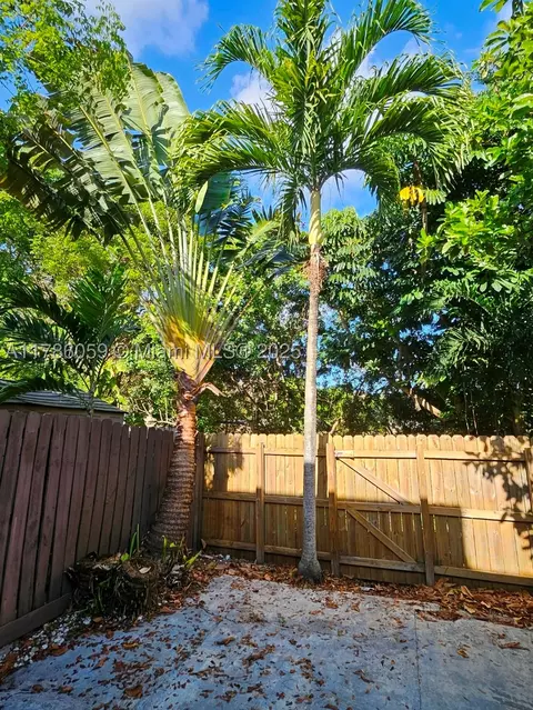 9650 Fontainebleau Blvd #4, Miami, FL 33172