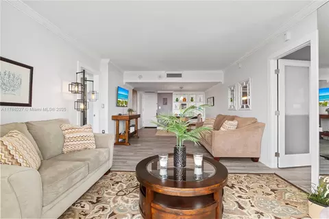 3625 N Country Club Dr #902, Aventura, FL 33180