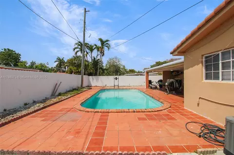 Exterior - 7600 W 15th Ave, Hialeah, FL 33014 photo 2 of 4