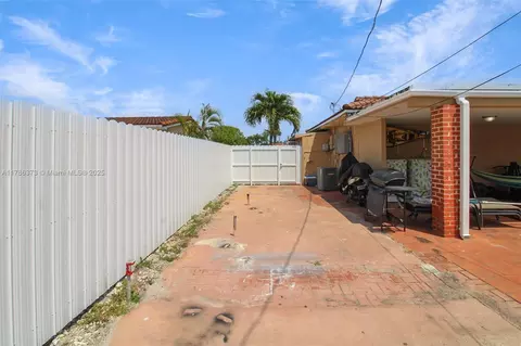 Exterior - 7600 W 15th Ave, Hialeah, FL 33014 photo 3 of 4