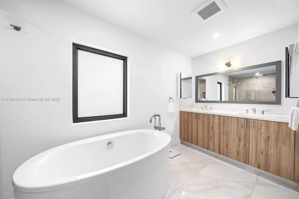 Bath - 1377 SW 22nd Ter, Miami, FL 33145 photo 1 of 4