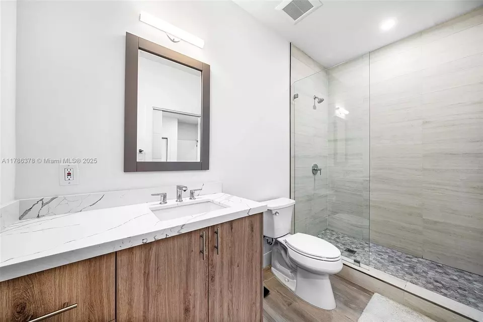 Bath - 1377 SW 22nd Ter, Miami, FL 33145 photo 4 of 4