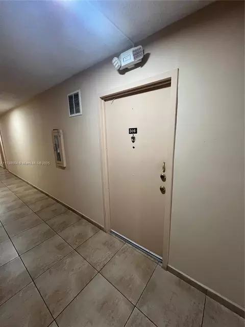 5280 NW 7th St #306, Miami, FL 33126