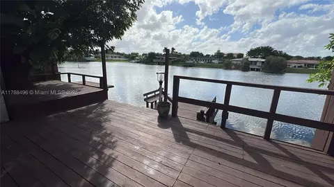 13922 Kendale Lakes Dr, Miami, FL 33183