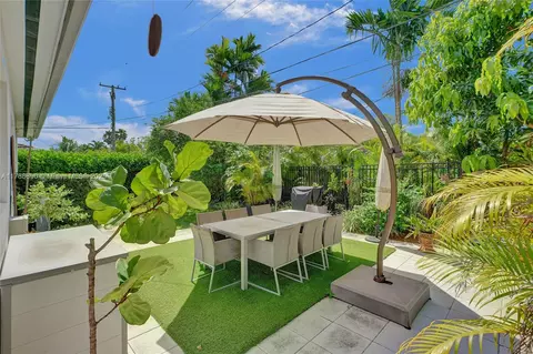 Exterior - 552 Alminar Ave, Coral Gables, FL 33146 photo 7 of 8