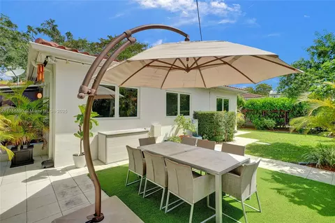 Exterior - 552 Alminar Ave, Coral Gables, FL 33146 photo 4 of 8