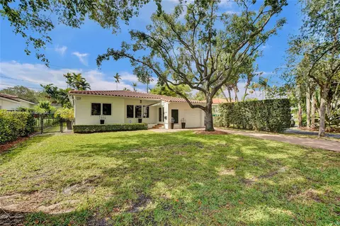 Exterior - 552 Alminar Ave, Coral Gables, FL 33146 photo 3 of 8
