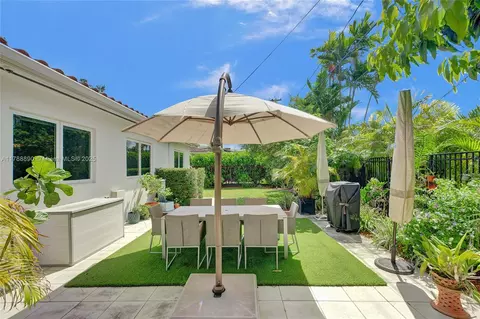 Exterior - 552 Alminar Ave, Coral Gables, FL 33146 photo 6 of 8