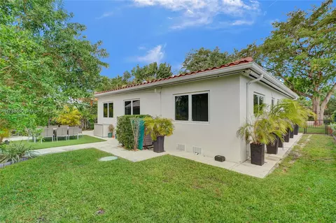 Exterior - 552 Alminar Ave, Coral Gables, FL 33146 photo 5 of 8