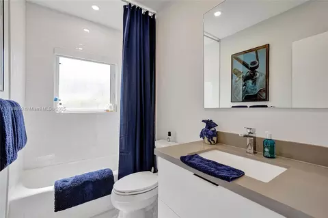Bath - 552 Alminar Ave, Coral Gables, FL 33146 photo 2 of 2