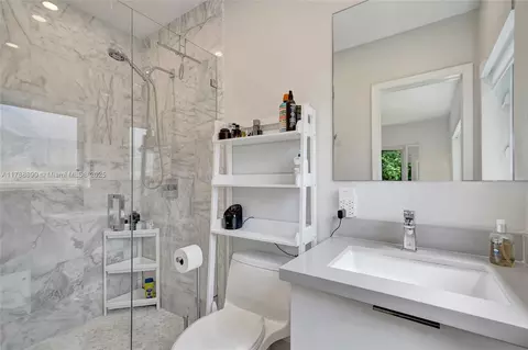 Bath - 552 Alminar Ave, Coral Gables, FL 33146 photo 1 of 2