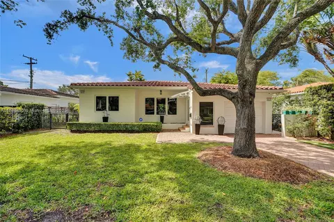 Exterior - 552 Alminar Ave, Coral Gables, FL 33146 photo 2 of 8