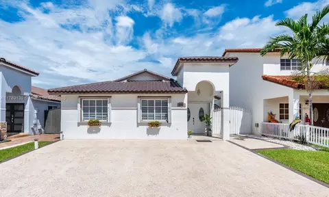 8981 NW 112th St, Hialeah Gardens, FL 33018