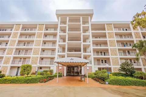 2751 N Palm Aire Dr #310, Pompano Beach, FL 33069