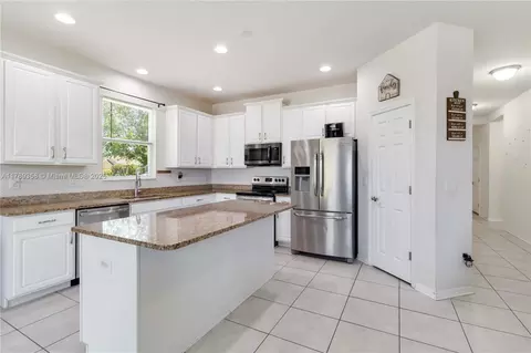 Kitchen - 10860 79th St E, Parrish, FL 34219 photo 3 of 3