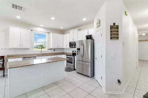 Kitchen - 10860 79th St E, Parrish, FL 34219 photo 2 of 3