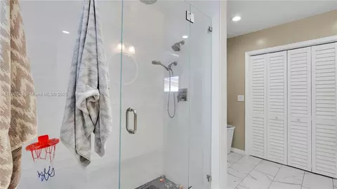 Bath - 4309 Jackson St, Hollywood, FL 33021 photo 3 of 4