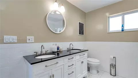 Bath - 4309 Jackson St, Hollywood, FL 33021 photo 2 of 4
