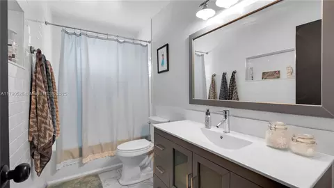 Bath - 4309 Jackson St, Hollywood, FL 33021 photo 1 of 4