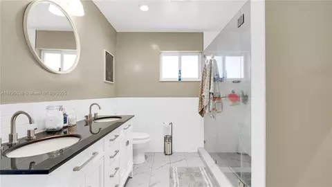 Bath - 4309 Jackson St, Hollywood, FL 33021 photo 4 of 4