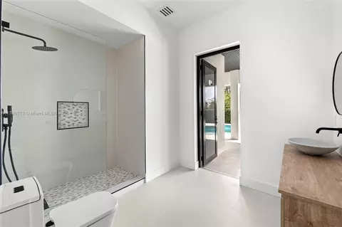 Bath - 19601 E Saint Andrews Dr, Hialeah, FL 33015 photo 2 of 5