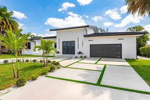 Exterior - 19601 E Saint Andrews Dr, Hialeah, FL 33015 photo 2 of 5