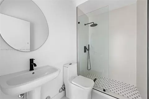 Bath - 19601 E Saint Andrews Dr, Hialeah, FL 33015 photo 5 of 5