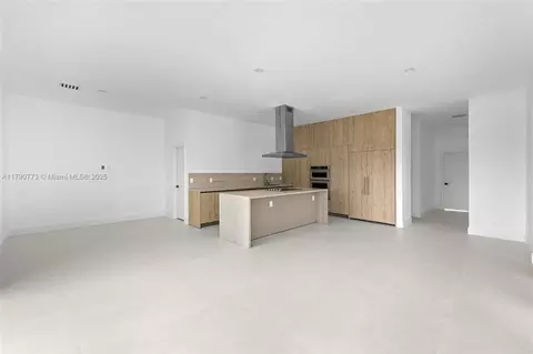 Living - 19601 E Saint Andrews Dr, Hialeah, FL 33015 photo 5 of 6