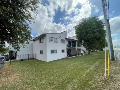 9520 SW 8th St #211, Miami, FL 33174