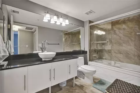 Bath - 31 SE 5th St #1505, Miami, FL 33131 photo 1 of 1