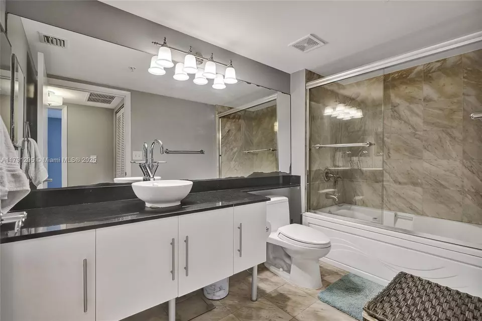 Bath - 31 SE 5th St #1505, Miami, FL 33131 photo 1 of 1
