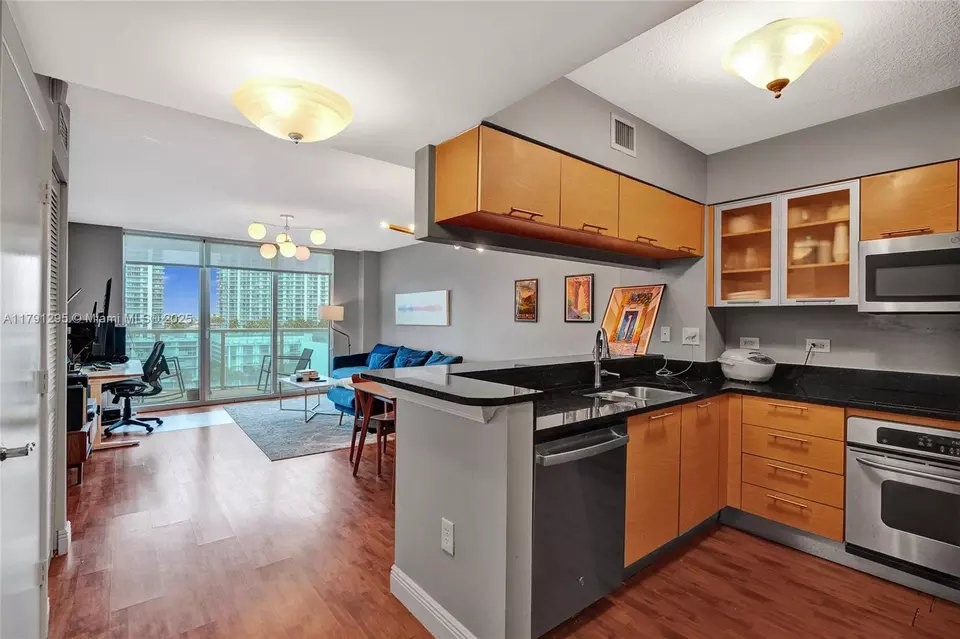 Kitchen - 31 SE 5th St #1505, Miami, FL 33131 photo 1 of 3