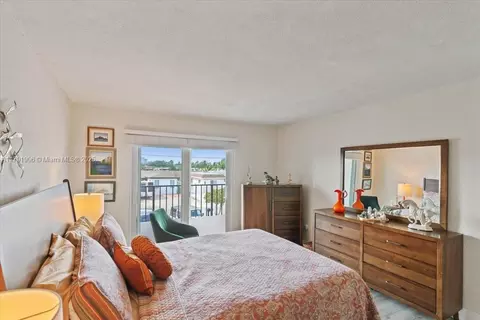 Bedroom - 827 W 79th St, Hialeah, FL 33014 photo 3 of 5