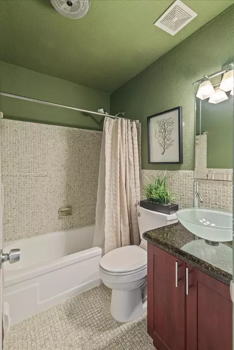 Bath - 827 W 79th St, Hialeah, FL 33014 photo 2 of 3