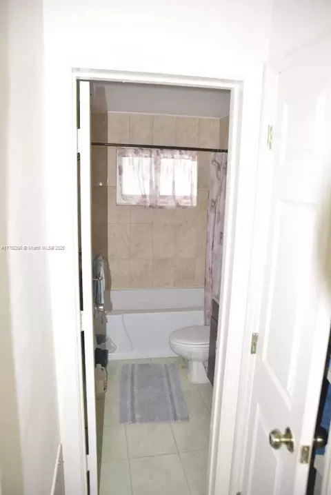 Bath - 4701 NW 43rd Ave, Tamarac, FL 33319 photo 2 of 3