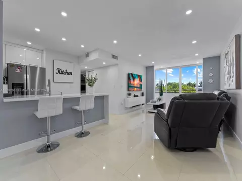 11715 SW 18th St #304, Miami, FL 33175