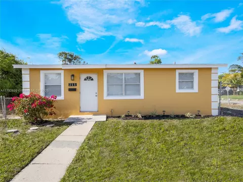 215 NW 11th Ave, Boynton Beach, FL 33435