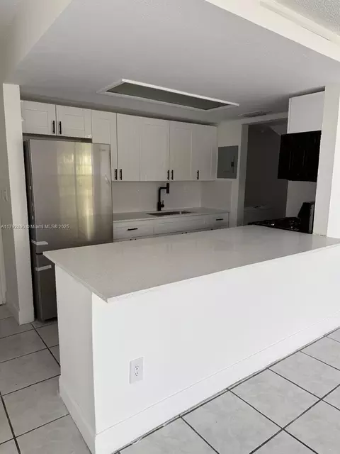 1350 W 53rd St #33, Hialeah, FL 33012