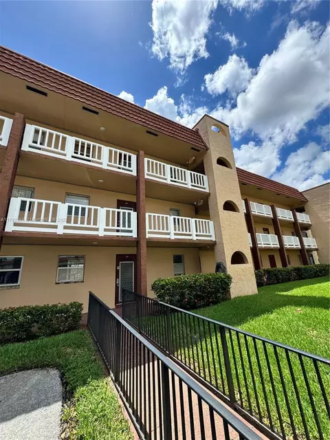 9041 Sunrise Lakes Blvd #110, Sunrise, FL 33322