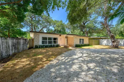 736 NE 164th St, Miami, FL 33162